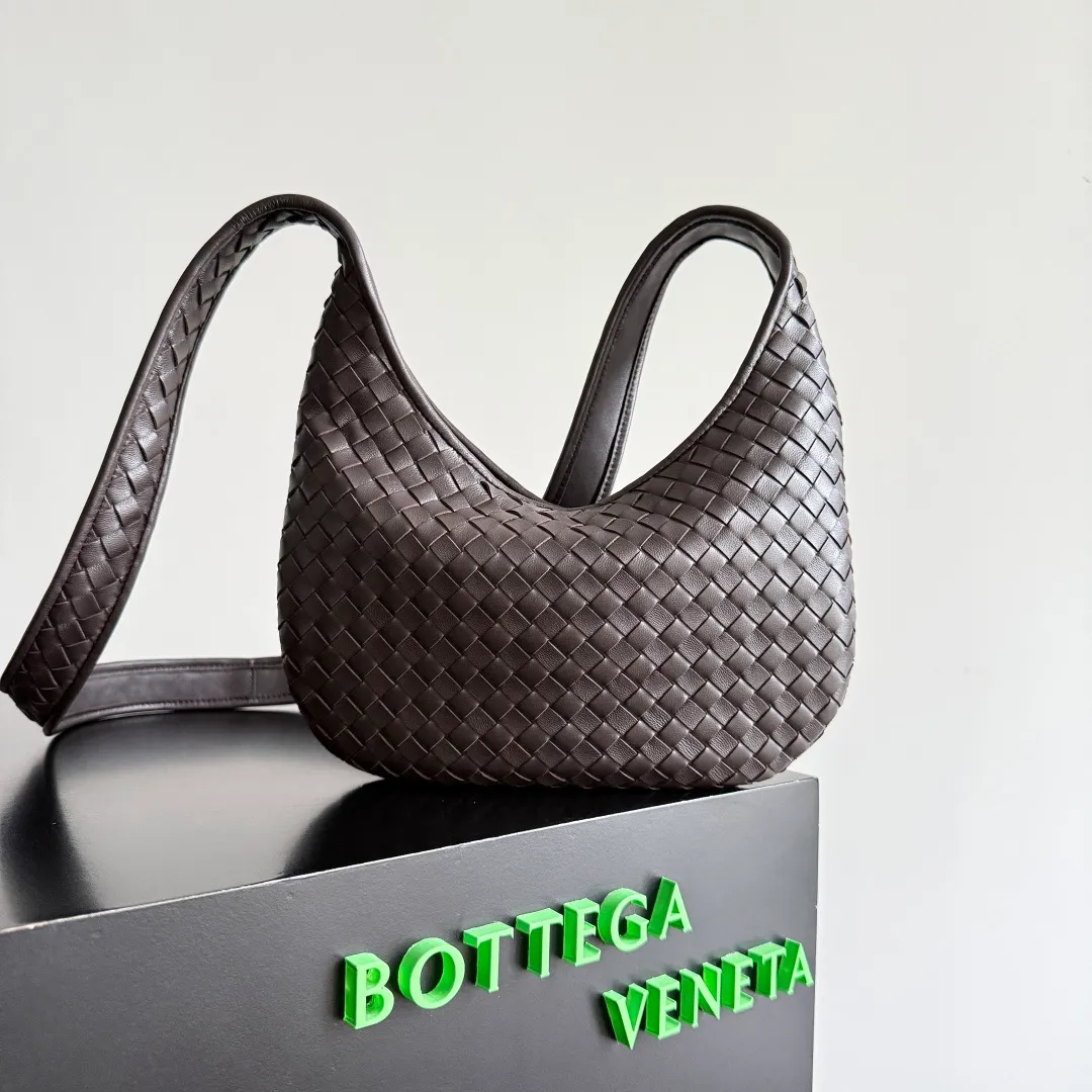 Batch 1660 BOTTEGA VENETA 2025 new men's small Veneto crossbody bag is made of lambskin, elegantly extends to the strap, fits perfectly on the upper body, and the light and neat shape is suitable for all your choices for business trips, travel or daily life. Top zipper, interior two compartments, extra-large capacity. The classic Veneta shape has been redesigned and turned into a bag that can be worn cross-body, simple yet stylish. Although it is designed as a men’s bag, it is also very suitable for girls to carry! The back is so handsome🕶! More aura ~ The shoulder straps are reasonably designed, making it comfortable and stylish to carry cross-body. The bag has a practical capacity and can easily fit your daily needs~ Whether it is paired with casual wear for going out on the street or with formal wear for commuting, put it on and your fashion sense will rise in a straight line📈! Style number: 836918 Size: 27*17*2.5cm